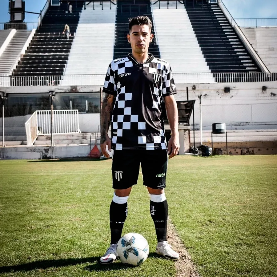 Imagen 4 de 5 de Camiseta Mitre Alternativa Gimnasia y Esgrima 24-NEGRO/BLANCO