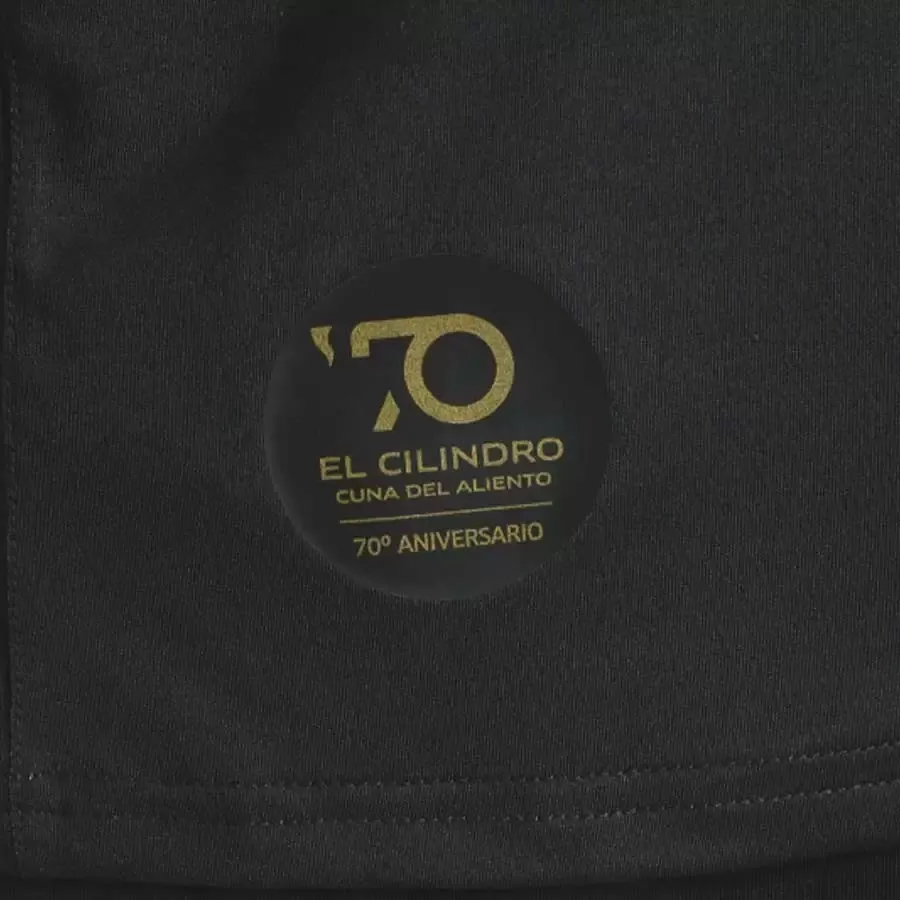 Imagen 3 de 4 de Camiseta Kappa Racing Club Away Reg-NEGRO/DORADO