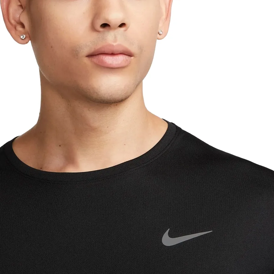 Imagen 2 de 4 de Remera Nike Dri-Fit Uv Miler-NEGRO