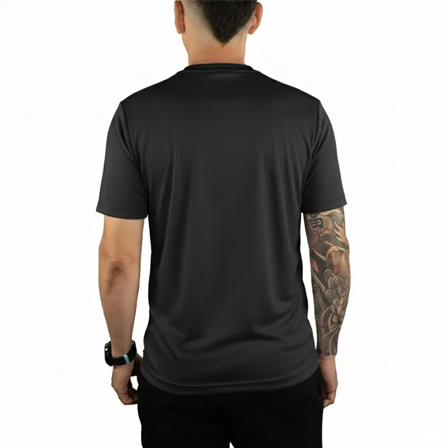 Imagen 2 de 5 de Remera Kamp Ultrarun con Recortes Laterales-NEGRO