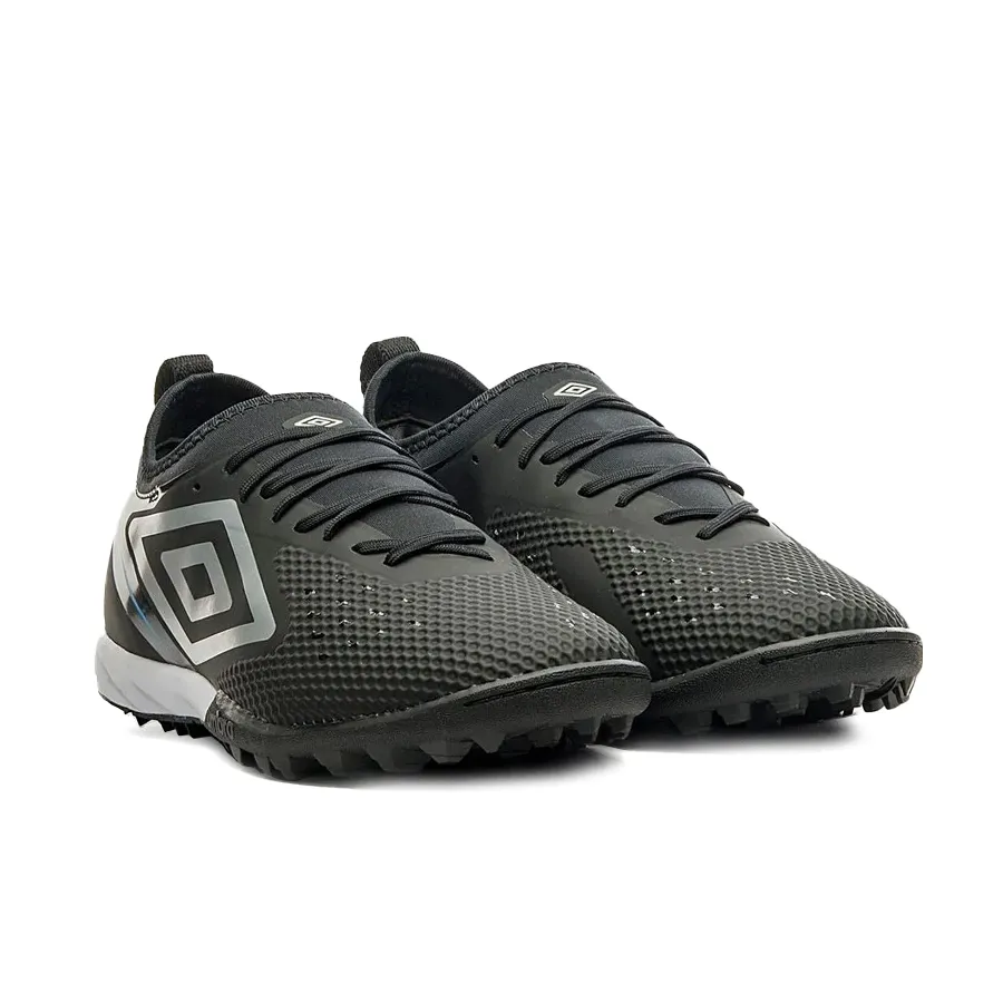 Imagen 1 de 7 de Botines Umbro Adamant Top Speed Club-NEGRO/PLATA
