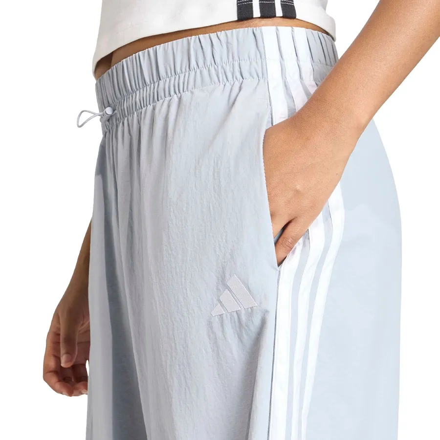 Imagen 4 de 6 de Pantalón adidas Essentials 3 Stripes Parachute-GRIS