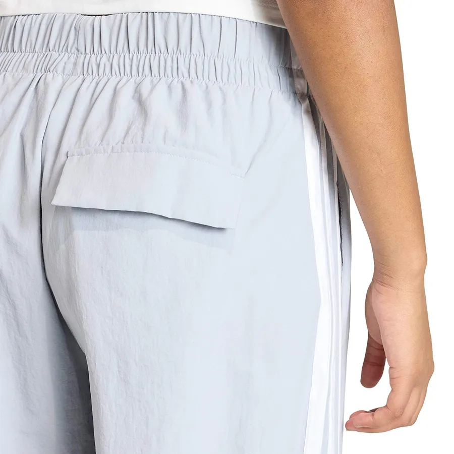 Imagen 5 de 6 de Pantalón adidas Essentials 3 Stripes Parachute-GRIS
