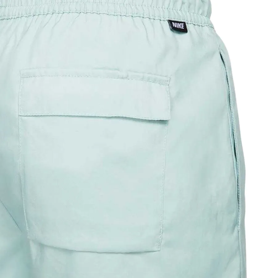 Imagen 3 de 5 de Short Nike Club Woven Lined Flow-VERDE AGUA