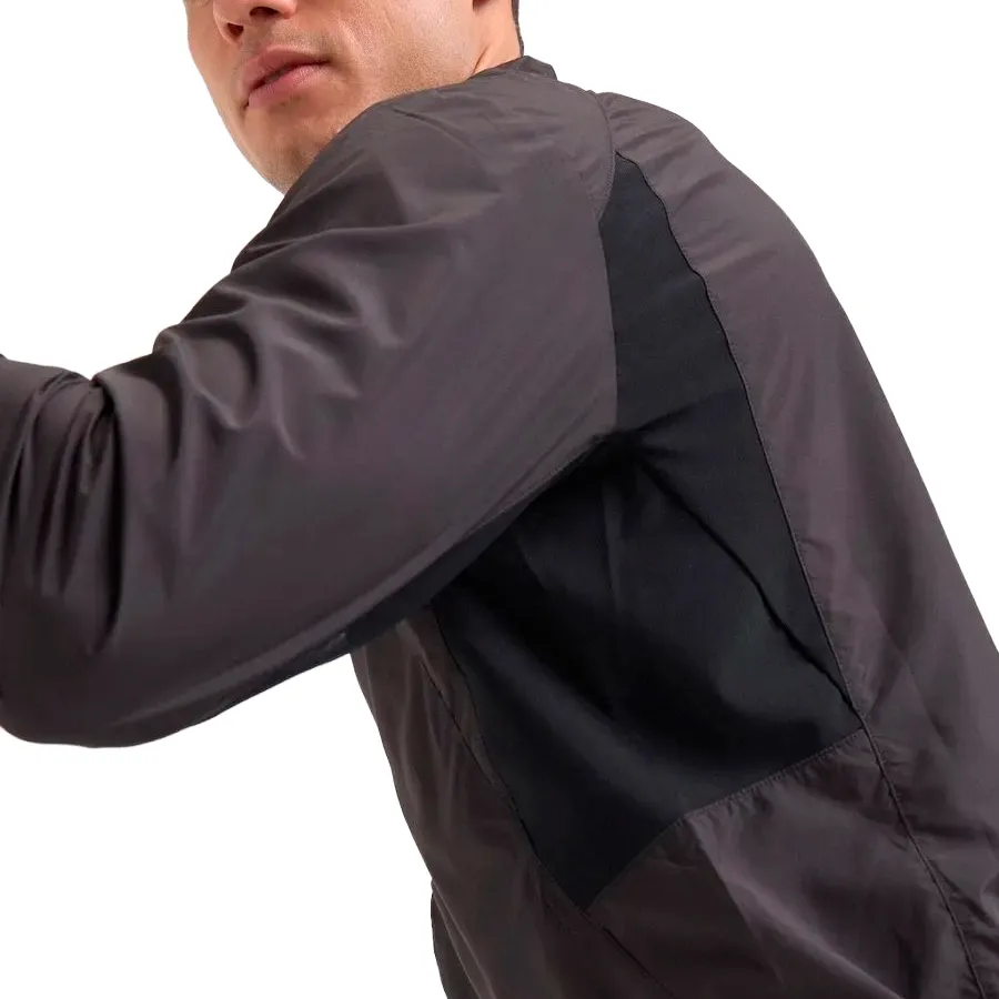 Imagen 4 de 6 de Campera Atomik The Runner Windbreaker-NEGRO