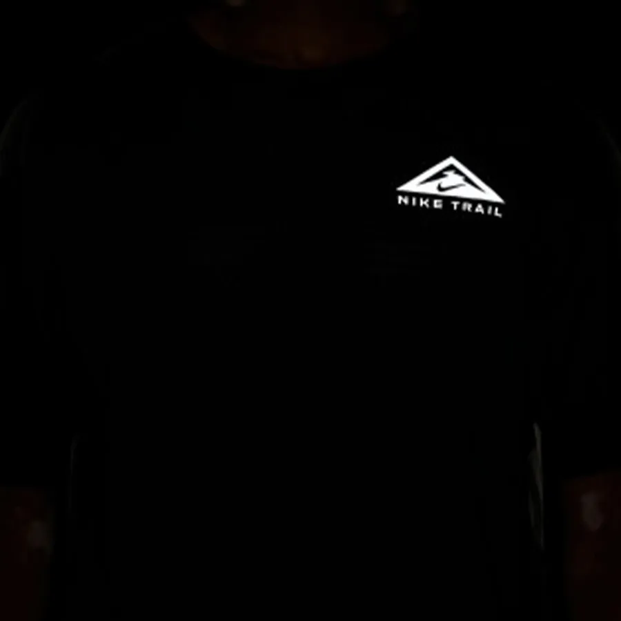Imagen 3 de 4 de Remera Nike Dri-Fit Solar Chase-NEGRO