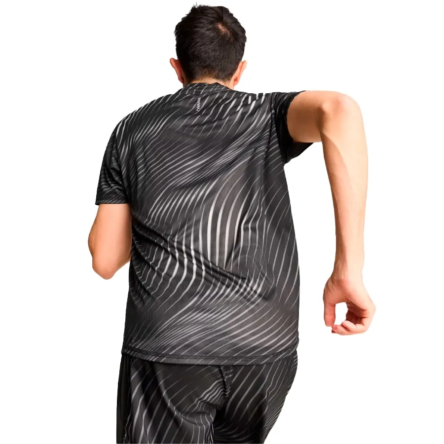 Imagen 3 de 4 de Remera Puma Run Favorite Aop-NEGRO/GRIS