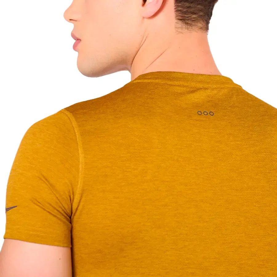 Imagen 4 de 6 de Remera Saucony Stopwatch Graphic-MOSTAZA