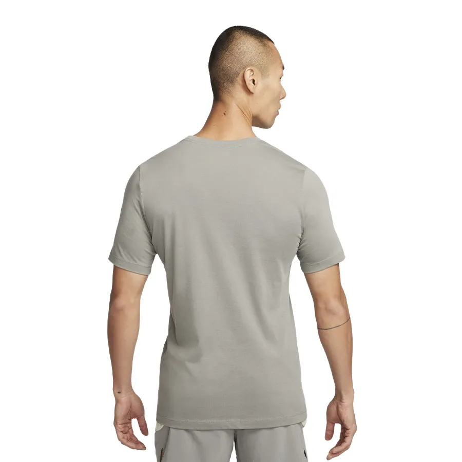Imagen 1 de 3 de Remera Nike Trail Dri-Fit-CEMENTO/BLANCO