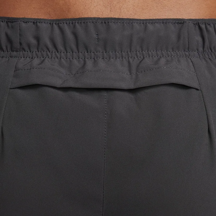 Imagen 4 de 6 de Short Nike Dri-FIT Challenger Studio '72-GRAFITO