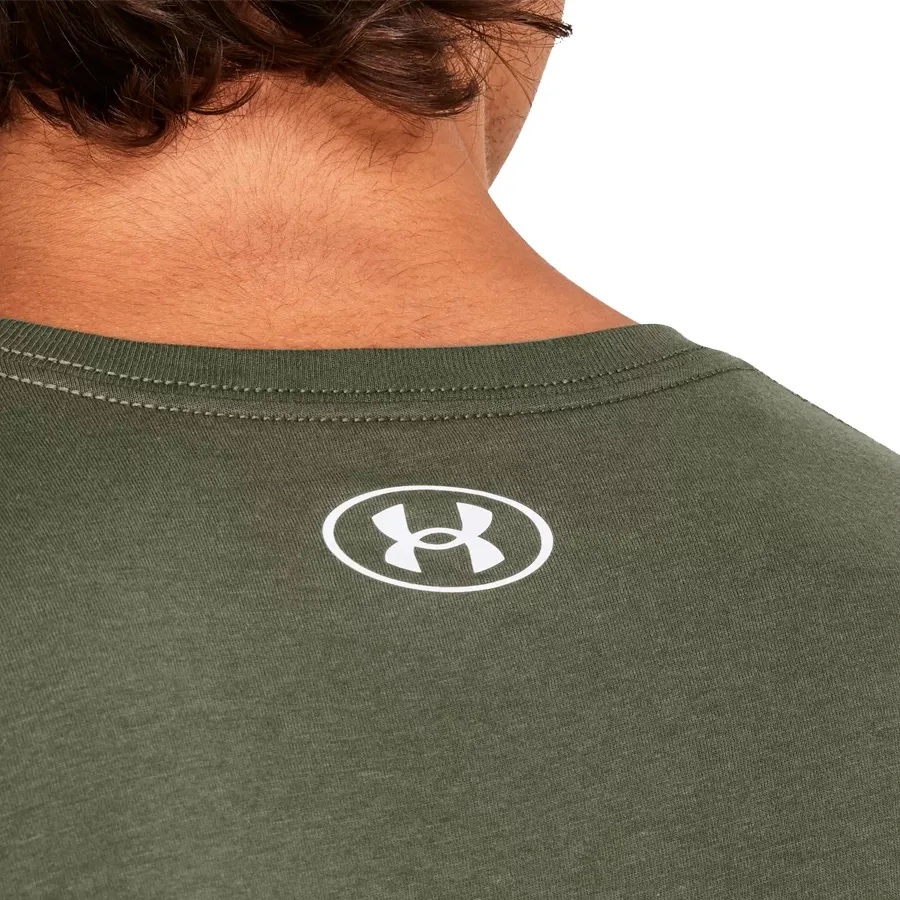 Imagen 4 de 5 de Remera Under Armour Camo Chest Stripe-VERDE OSCURO