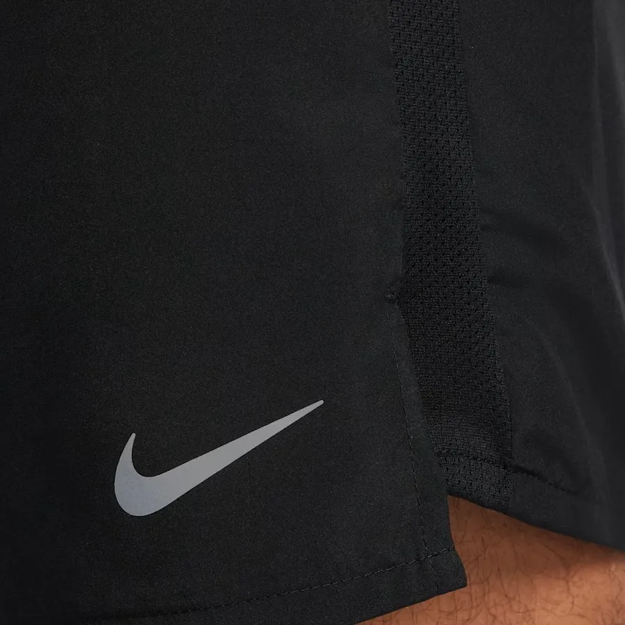 Imagen 4 de 5 de Shorts Nike Challenger 2 en 1-NEGRO
