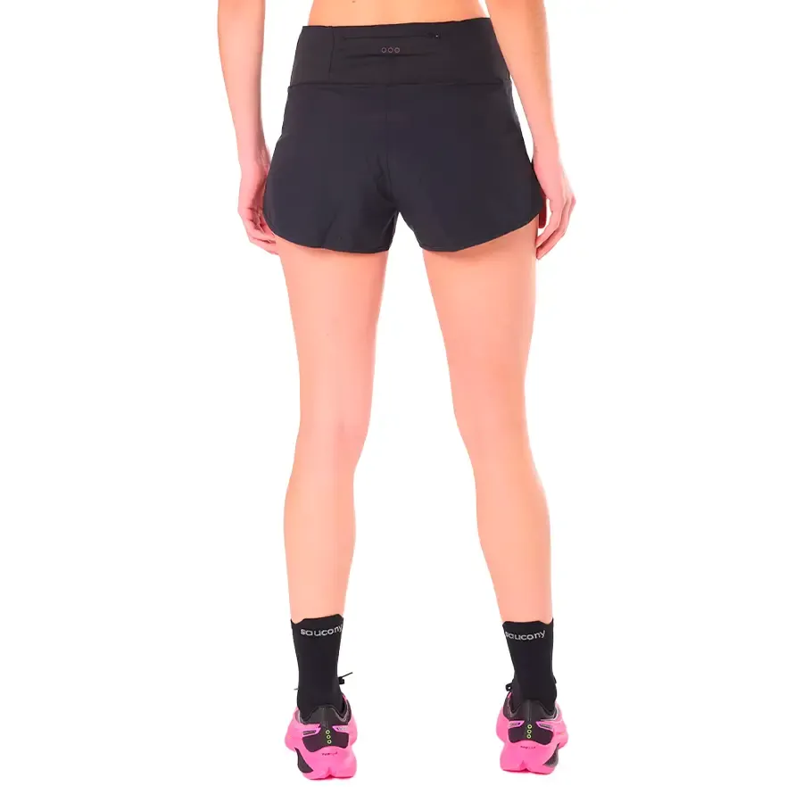 Imagen 2 de 5 de Short Saucony Outpace 2.5" Split-NEGRO