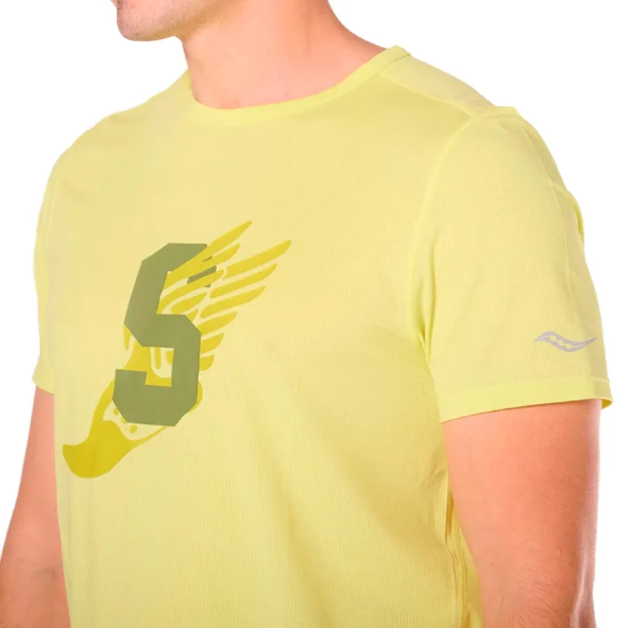 Imagen 2 de 4 de Remera Saucony Manga Corta Stopwatch Graphic-AMARILLO/NEGRO