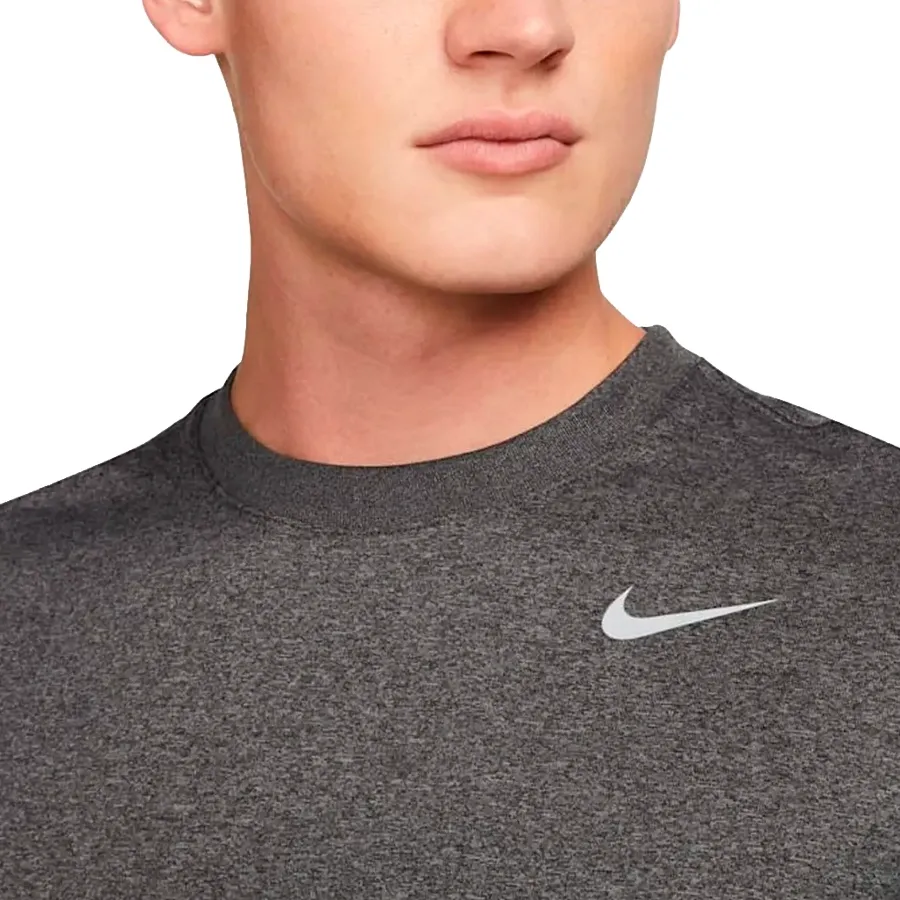 Imagen 2 de 3 de Remera Nike Legend-GRIS