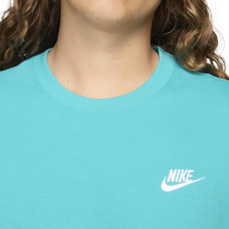 Imagen 2 de 4 de Remera Nike Nsw Club Tee-TURQUESA