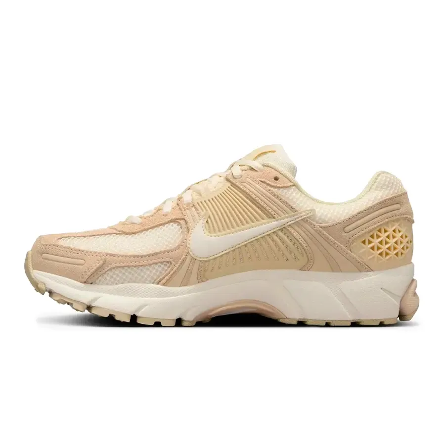 Imagen 2 de 8 de Zapatillas Nike Vomero 5-BEIGE/BLANCO