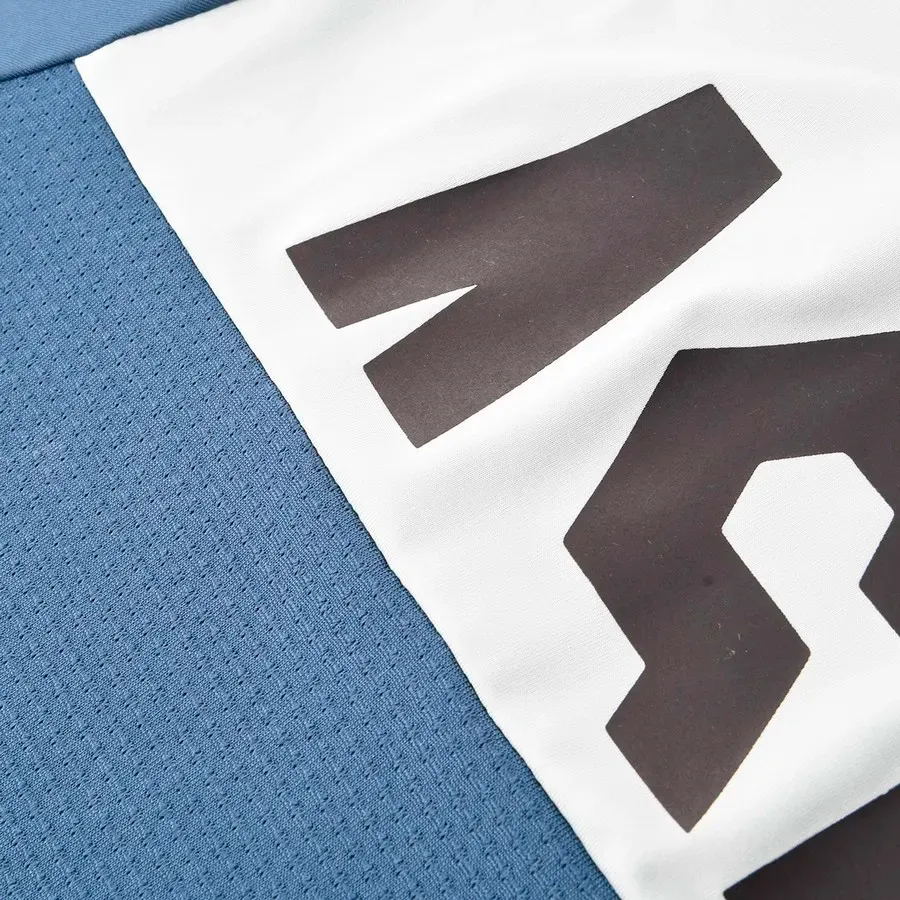 Imagen 3 de 4 de Remera Asics Graphic Aw22-MARINO