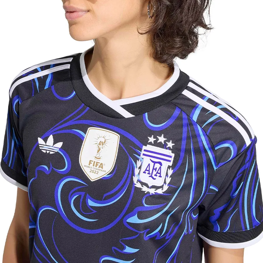 Imagen 4 de 6 de Camiseta adidas originals Alternativa Selección Argentina 26 Afa-NEGRO/AZUL/CELESTE
