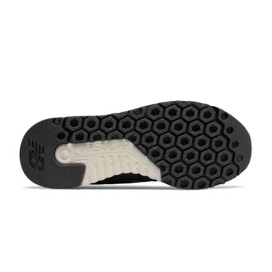 Imagen 2 de 4 de Zapatillas New Balance 247 Mid Cut-NEGRO