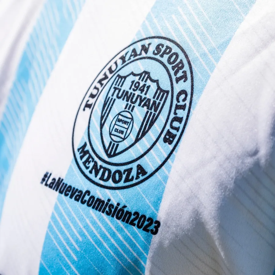 Imagen 2 de 6 de Camiseta Kamp Tunuyan 24-BLANCO/CELESTE