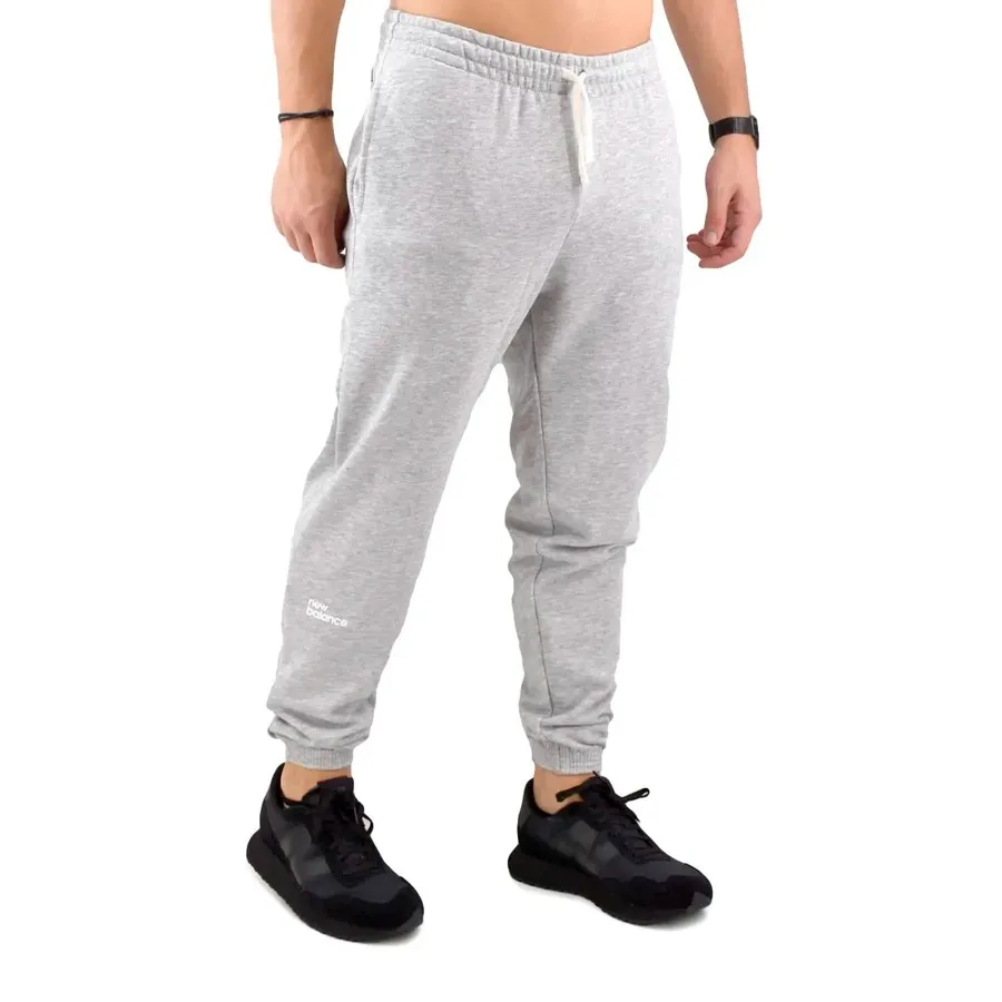 Imagen 1 de 4 de Pantalón New Balance Essentials Fleece Jog-GRIS