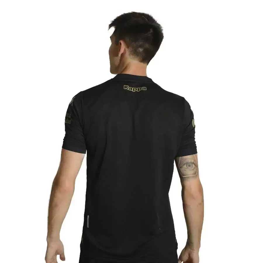 Imagen 1 de 4 de Camiseta Kappa Racing Club Away Reg-NEGRO/DORADO
