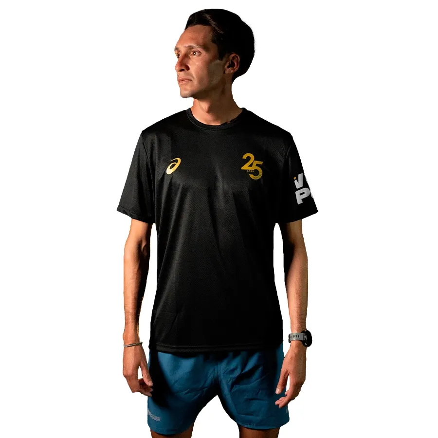Imagen 1 de 6 de Remera Asics MIM Conmemorativa 25-NEGRO