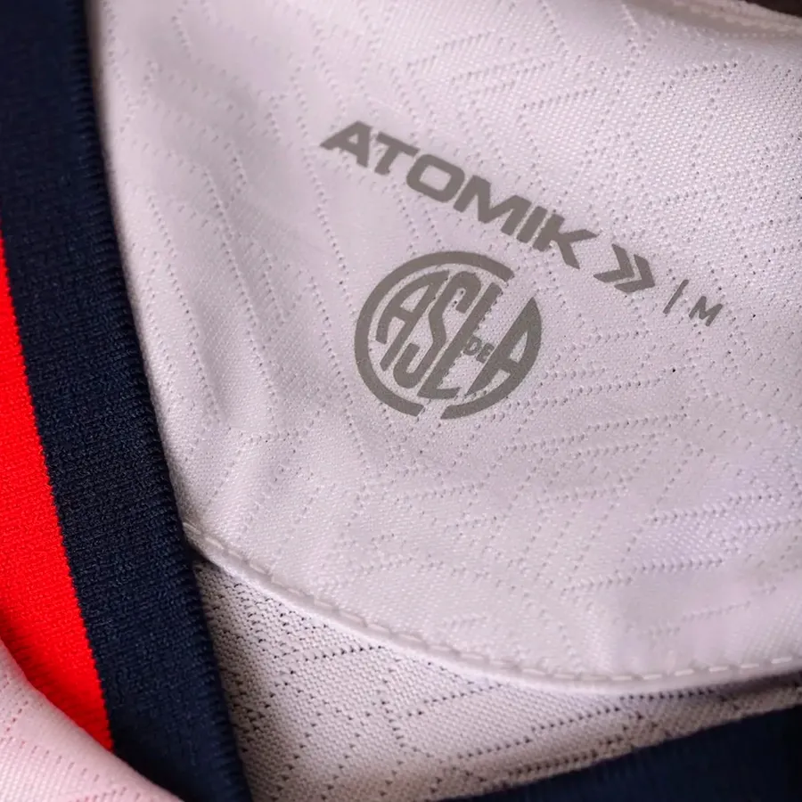 Imagen 2 de 4 de Camiseta Atomik San Lorenzo Alternativa 25-BLANCO