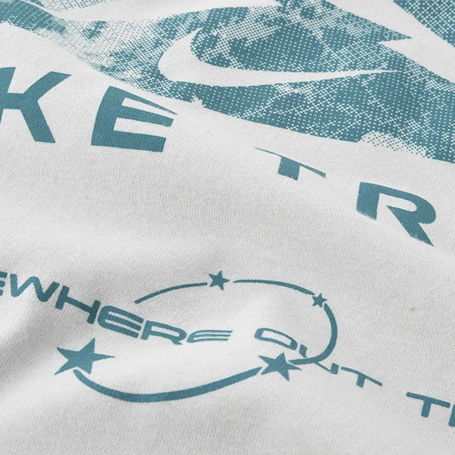 Imagen 4 de 5 de Remera Nike Dri-Fit Trail-CEMENTO/VERDE