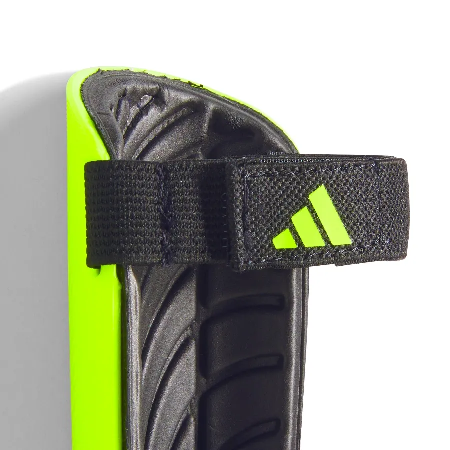 Imagen 1 de 3 de Canilleras adidas Tiro Match-AMARILLO FLUOR/NEGRO