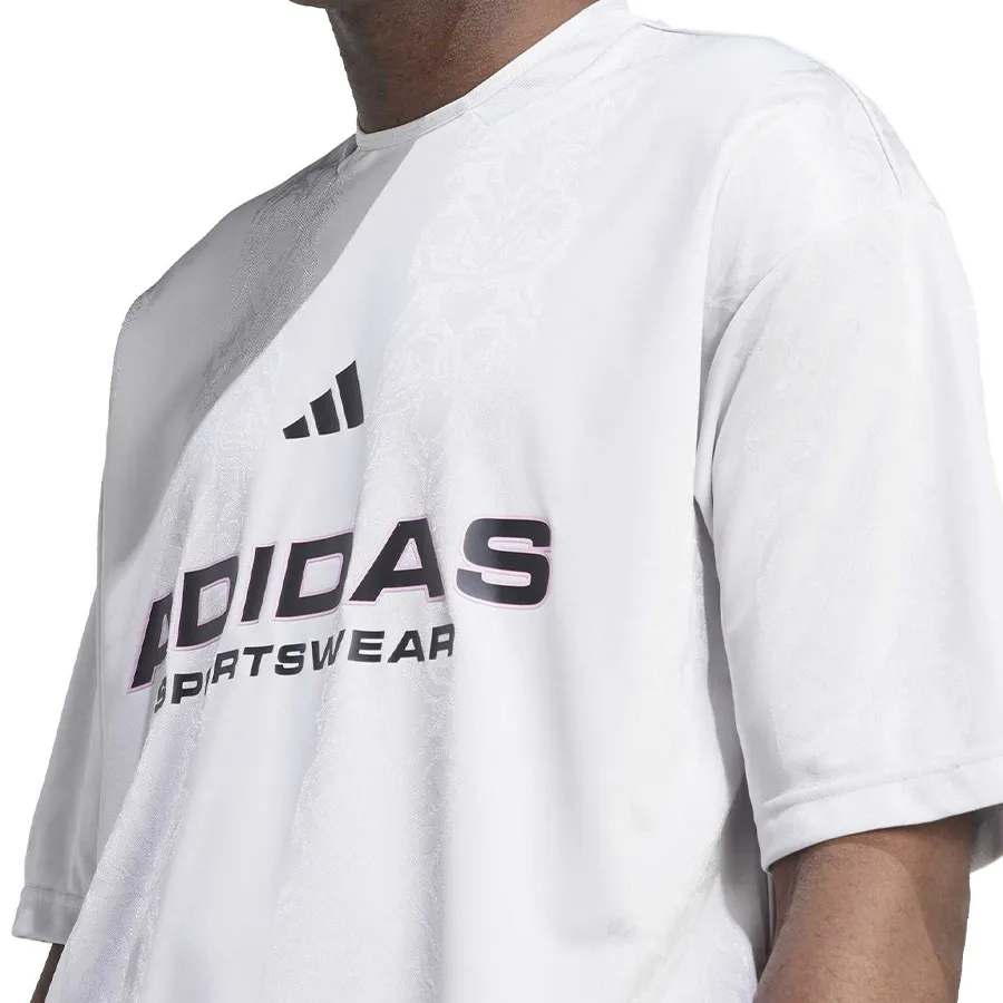 Imagen 3 de 5 de Remera adidas Common Goal-GRIS/NEGRO/ROSA