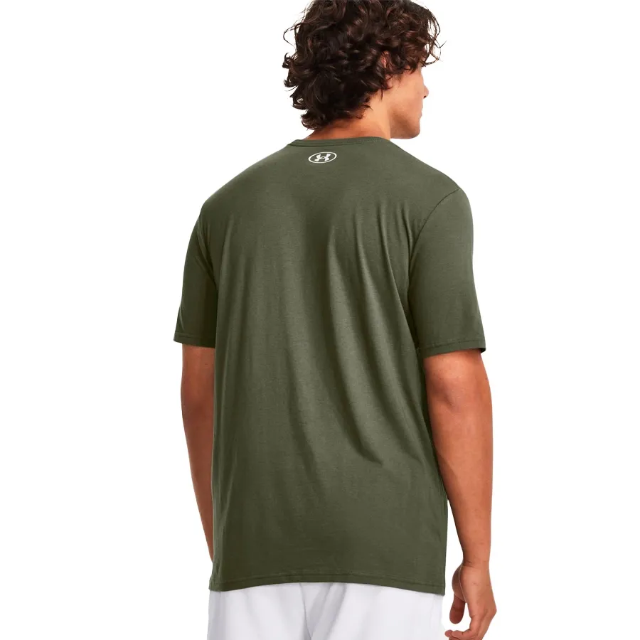 Imagen 3 de 5 de Remera Under Armour Camo Chest Stripe-VERDE OSCURO