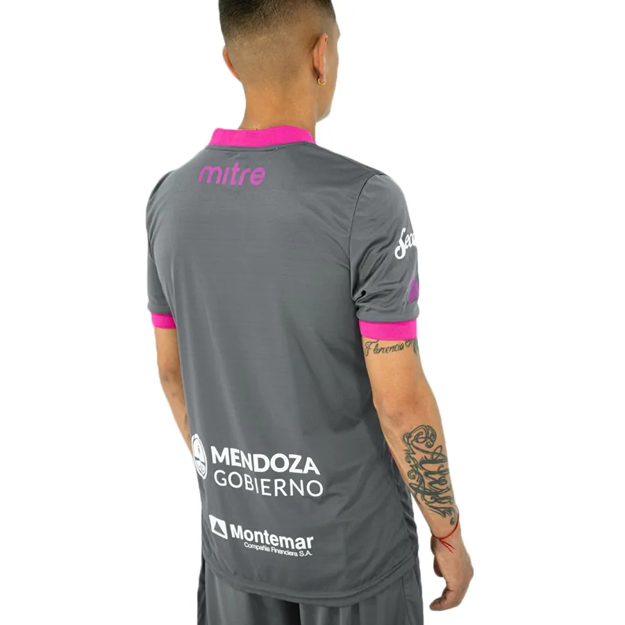 Imagen 6 de 9 de Camiseta Mitre Alternativa Gimnasia y Esgrima-GRIS/FUCSIA