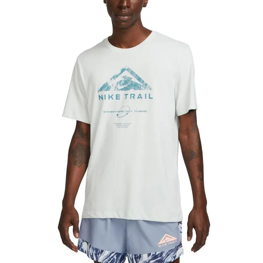 Imagen 0 de 5 de Remera Nike Dri-Fit Trail-CEMENTO/VERDE