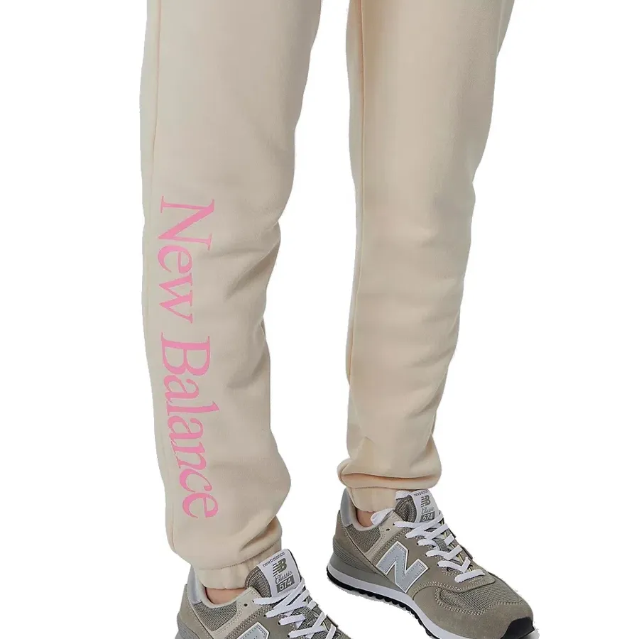 Imagen 2 de 4 de Pantalón New Balance Essentials Celebrate-BEIGE
