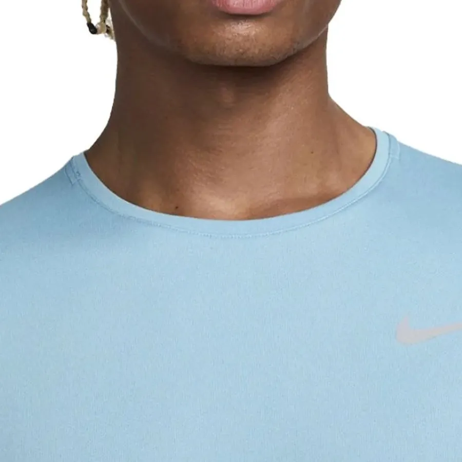 Imagen 2 de 4 de Remera Nike Dri-Fit Uv Miler-CELESTE