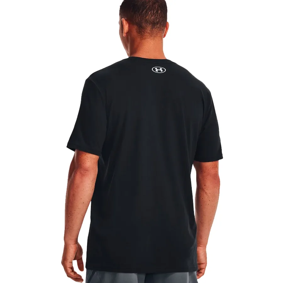 Imagen 3 de 6 de Remera Under Armour Camo Chest Stripe-NEGRO/GRIS