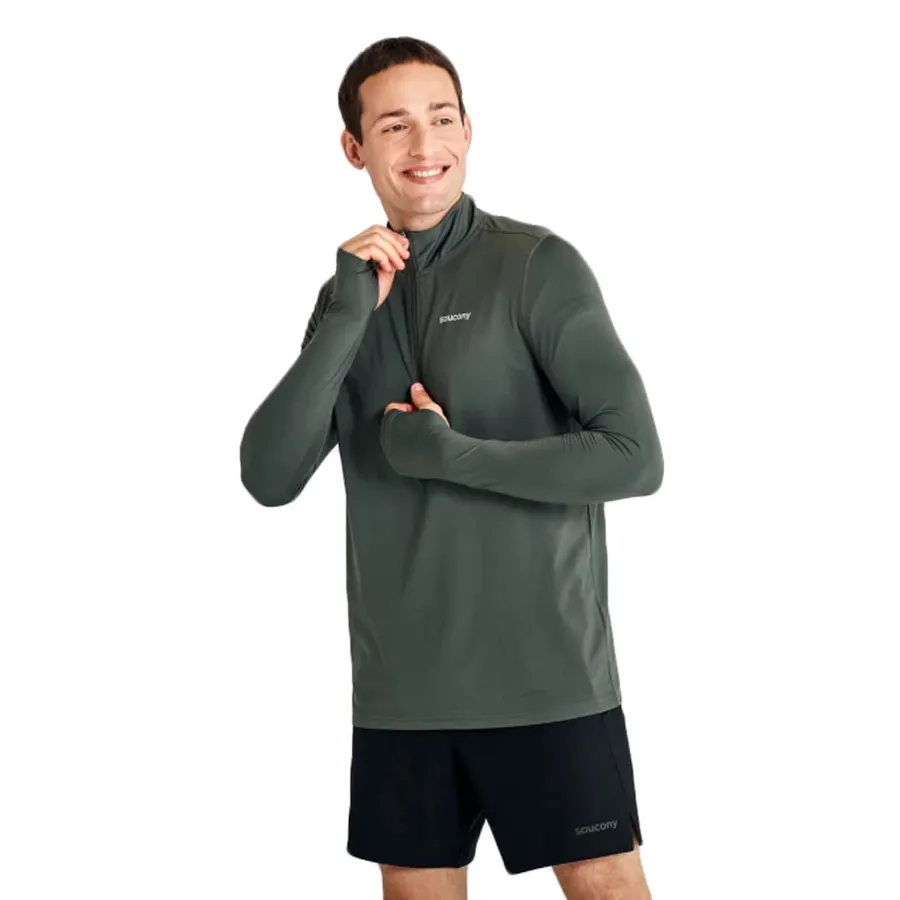 Imagen 1 de 6 de Buzo Saucony Solstice-VERDE MILITAR