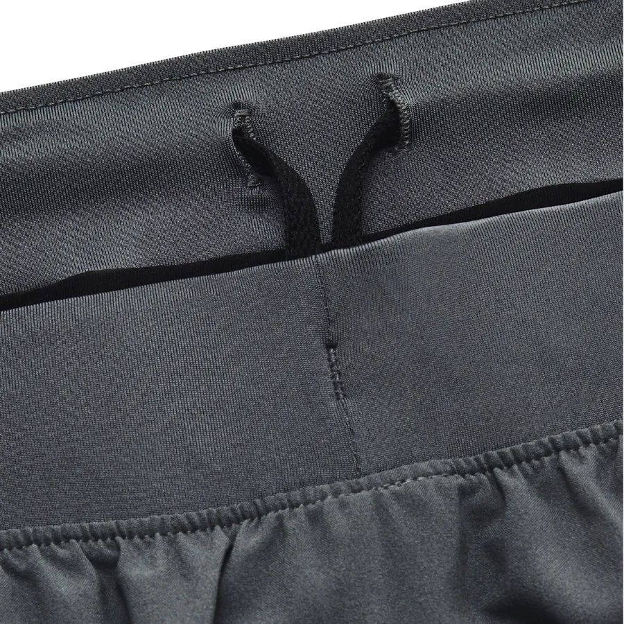 Imagen 3 de 5 de Shorts Under Armour Launch 7'' 2 en 1-GRIS/NEGRO