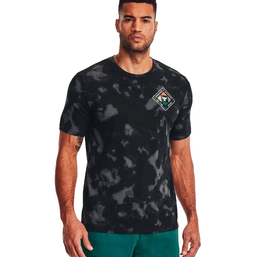 Imagen 2 de 6 de Remera Under Armour Project Rock Hwir-NEGRO/GRIS